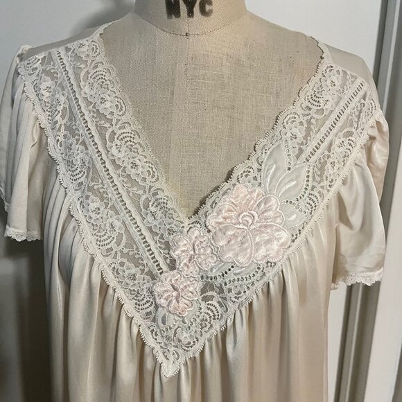 Vintage SHADOWLINE Nylon Nightgown with Lace and Embroidery Size Large - Picture 2 of 10